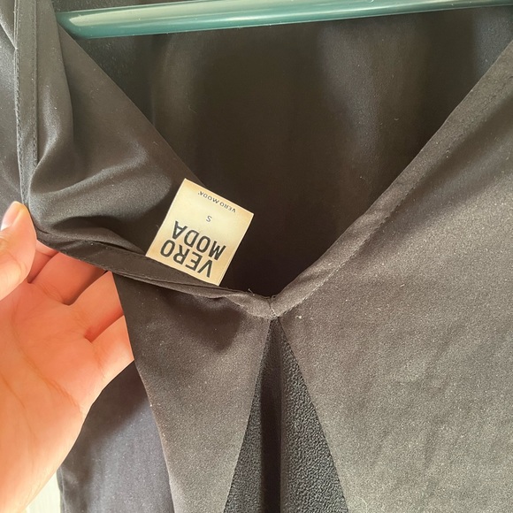 Vero Moda Deep V Sheer Back Blouse - Picture 3 of 3